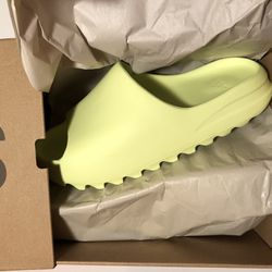 Adidas Yeezy slide “Glow” - 10 **NEW**
