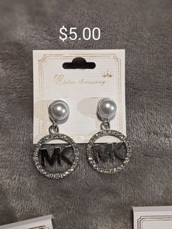 Aretes/Earrings  $5