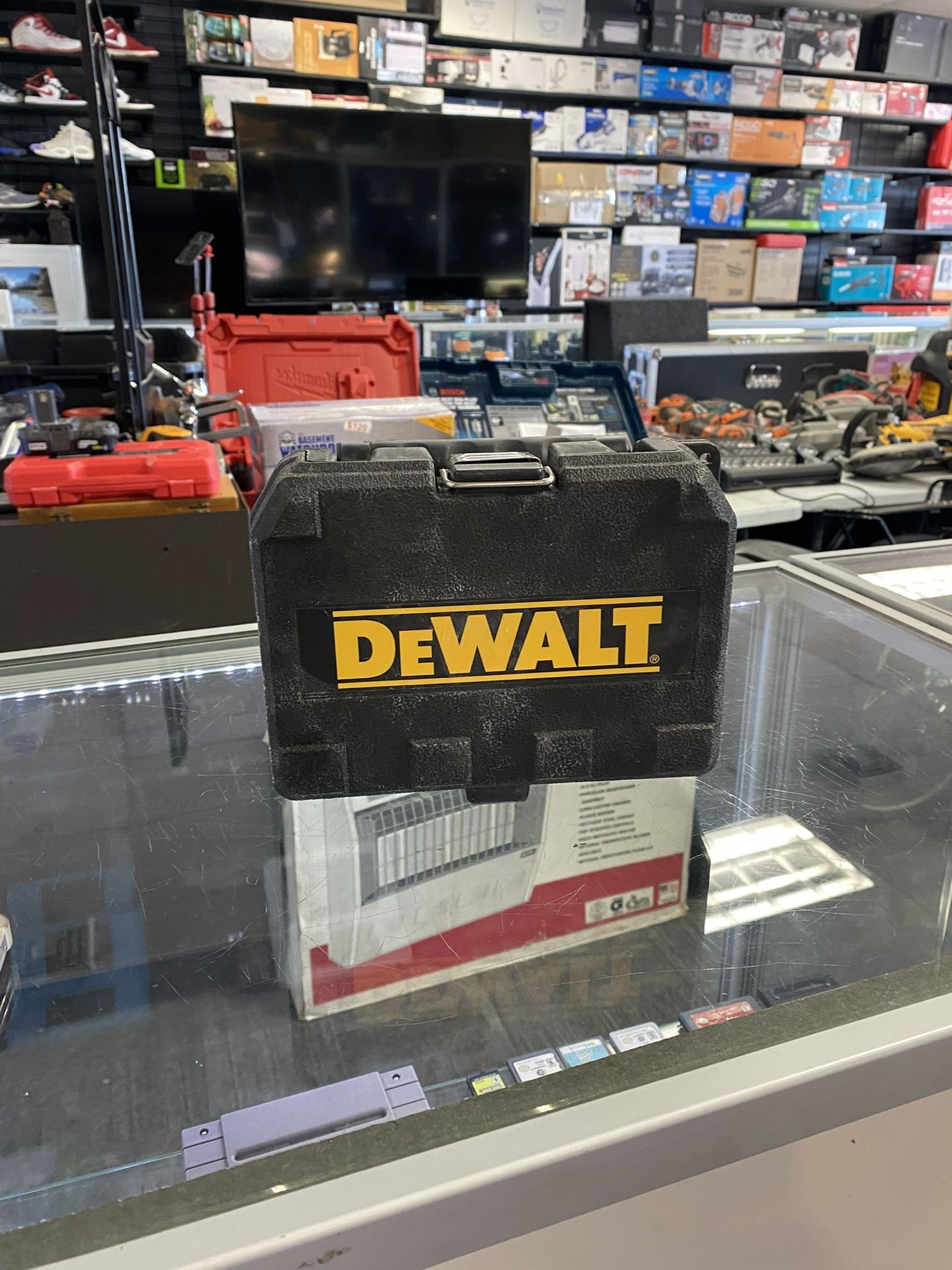 Dewalt 40 ft. Red Self-Leveling Cross Line Laser Level with (2)AA Batteries And Case