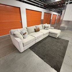 Gorgeous Sectional Couch ( Free Delivery 🚚)