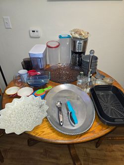 Assorted Kitchen Accessoires