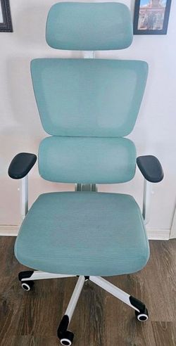 Moving sale-Ergonomic Office Chair with Headrest – Excellent Condition
