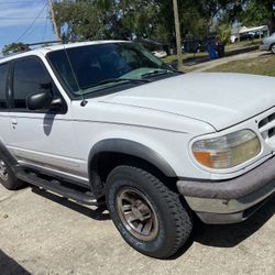 2000 Ford Explorer