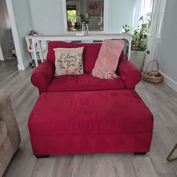 Love Seat H 26 In x L 37 In X W 52 in  Ottoma  H 17 inx 44 Lx 22 in