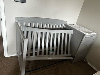 2 in 1 crib with changing table