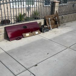 Parts for Chevi Silverado 1999 To 2006 Extra Cab, all for $ 200.00 or sell separated.