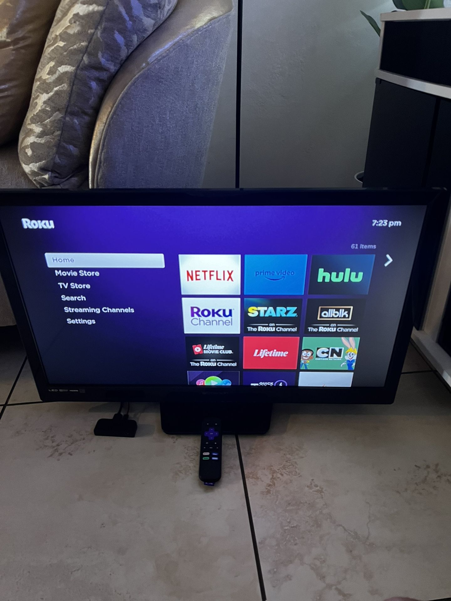 Tv Emerson 32 Inch With Roku Smart 