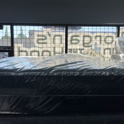 KING SIZE SIMMONS BEAUTYREST BLACK L-CLASS (MEDIUM) PILLOW TOP MATTRESS & BOX SPRINGS BED SET