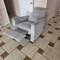 RECLINER ELECTRIC SOFA,USB CHARGER STILL IN GOOD CONDITION CONFORTABLE ROTATE FOR ANY QUESTION TEXT ME PLEASE SE HABLA ESPAÑOL 