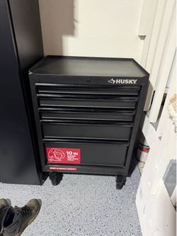 Husky rolling tool cabinet