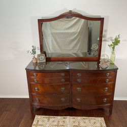 1950s Antique Dixie Hepplewhite Vanity Dresser