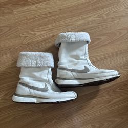 Nike Women’s Winter Boots Size 8 White Fur Lined