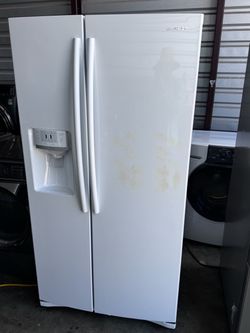 Samsung refrigerator side by side smooth white color With water and ice dispenser