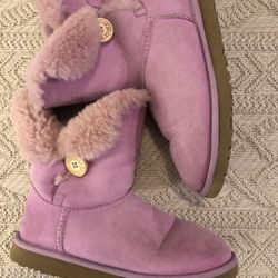 UGGS SIZE 8