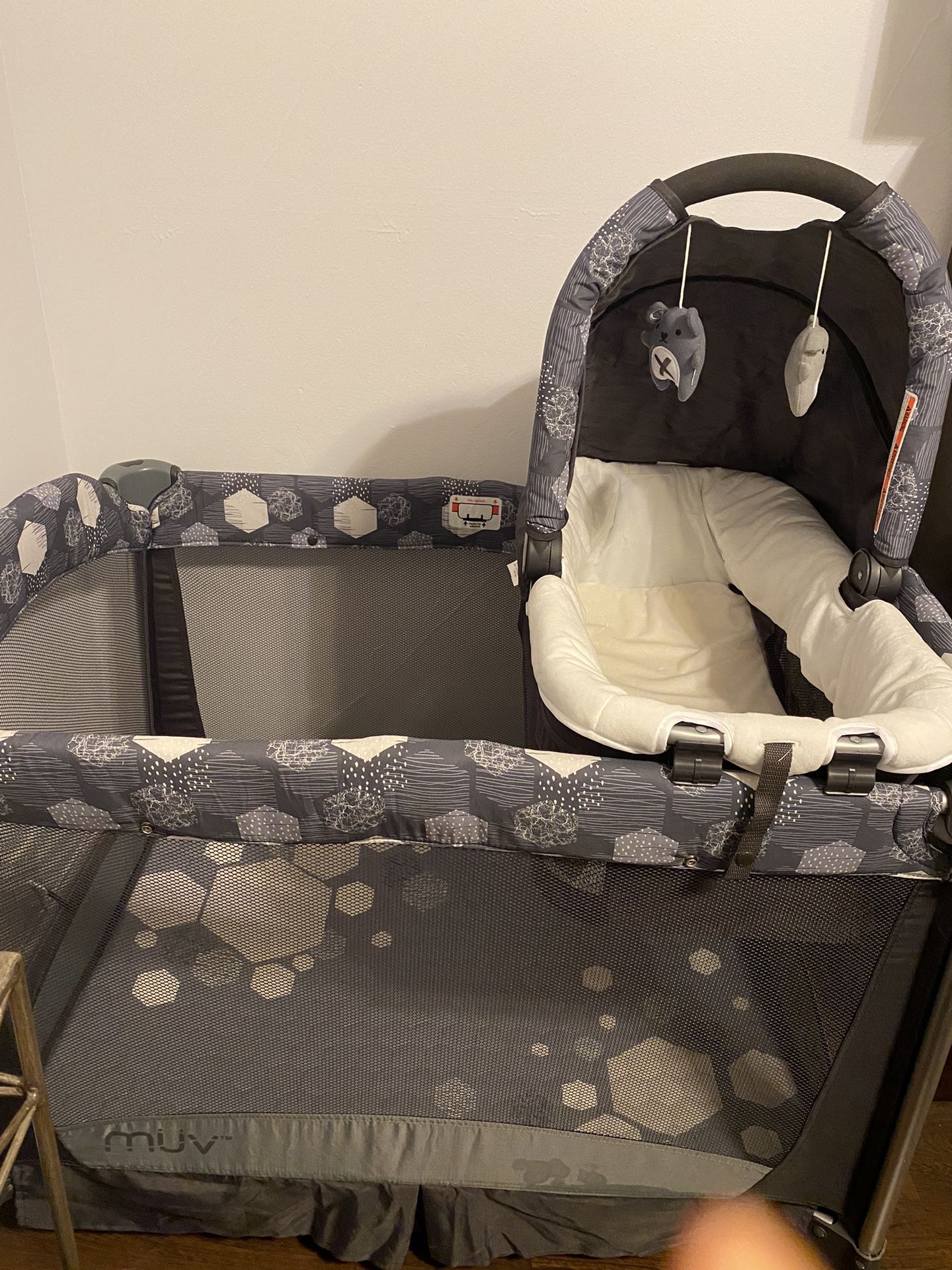 Pack N Play With Infant Carrier And Change Table