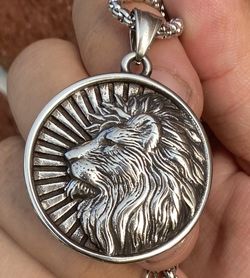 Cool Men’s Stainless Steel Lion Head King Pendant Necklace For Men