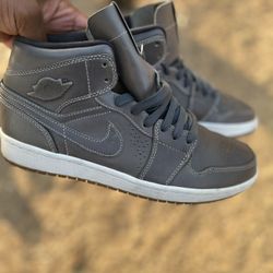 Air Jordan 1 Mid Nouveau “Wolf Grey” – Gently Used