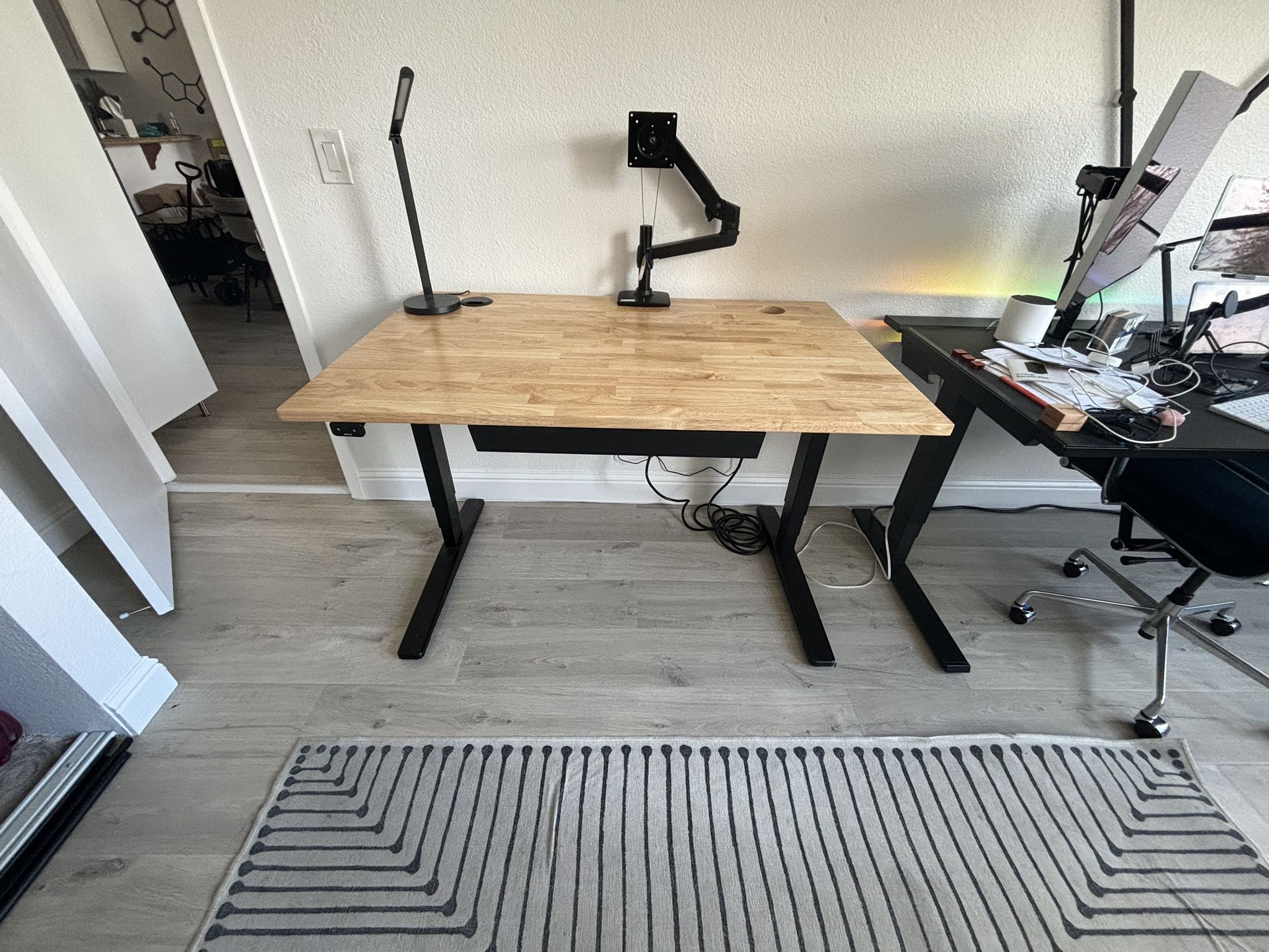 Uplift Sit/ Stand Desk - 40” x 30”