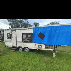 Old 5ths Wheel Camper 