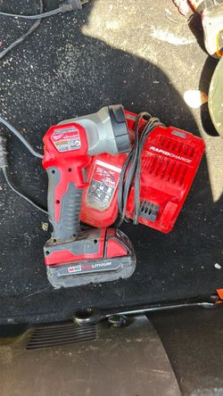 Milwaukee fast charger with 1.5 ah battery and flash light