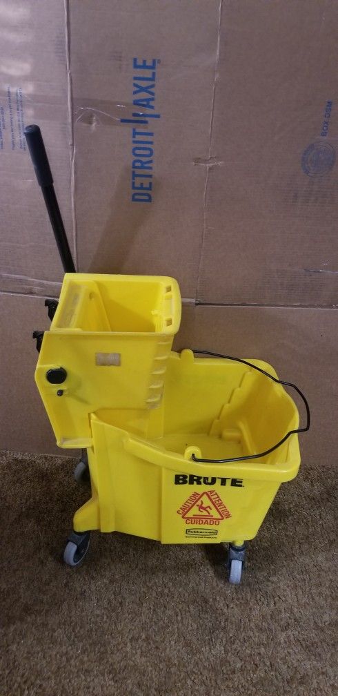 2 Rubbermaid Mop Buckets