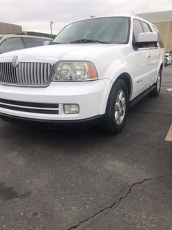 2005 Lincoln Navigator!!! Clean!! Willing to Make a Deal!!