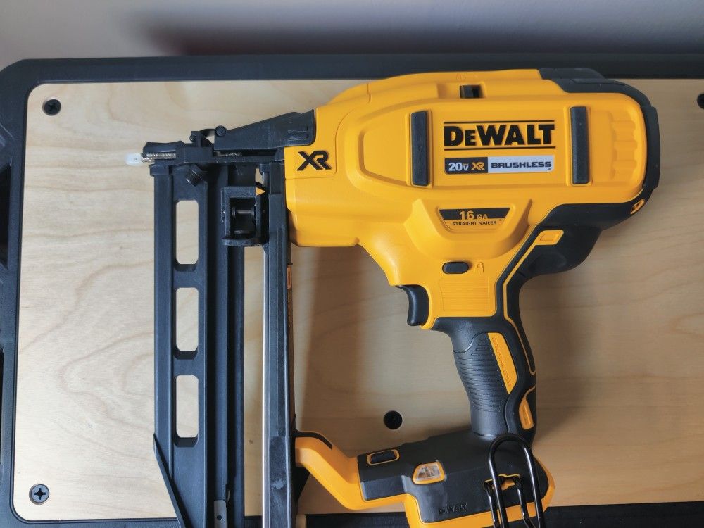 DeWalt 20V MAX XR 16-Gauge Lithium-Ion Cordless Finish Nailer (Tool Only)
