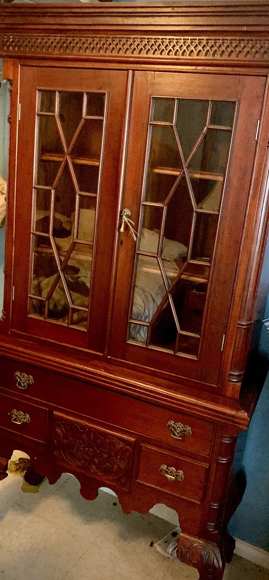 China CABINET DISPLAY CASE HUTCH 13 PANELl GLASS FRONT CLAW FOOT 120.00 OBO