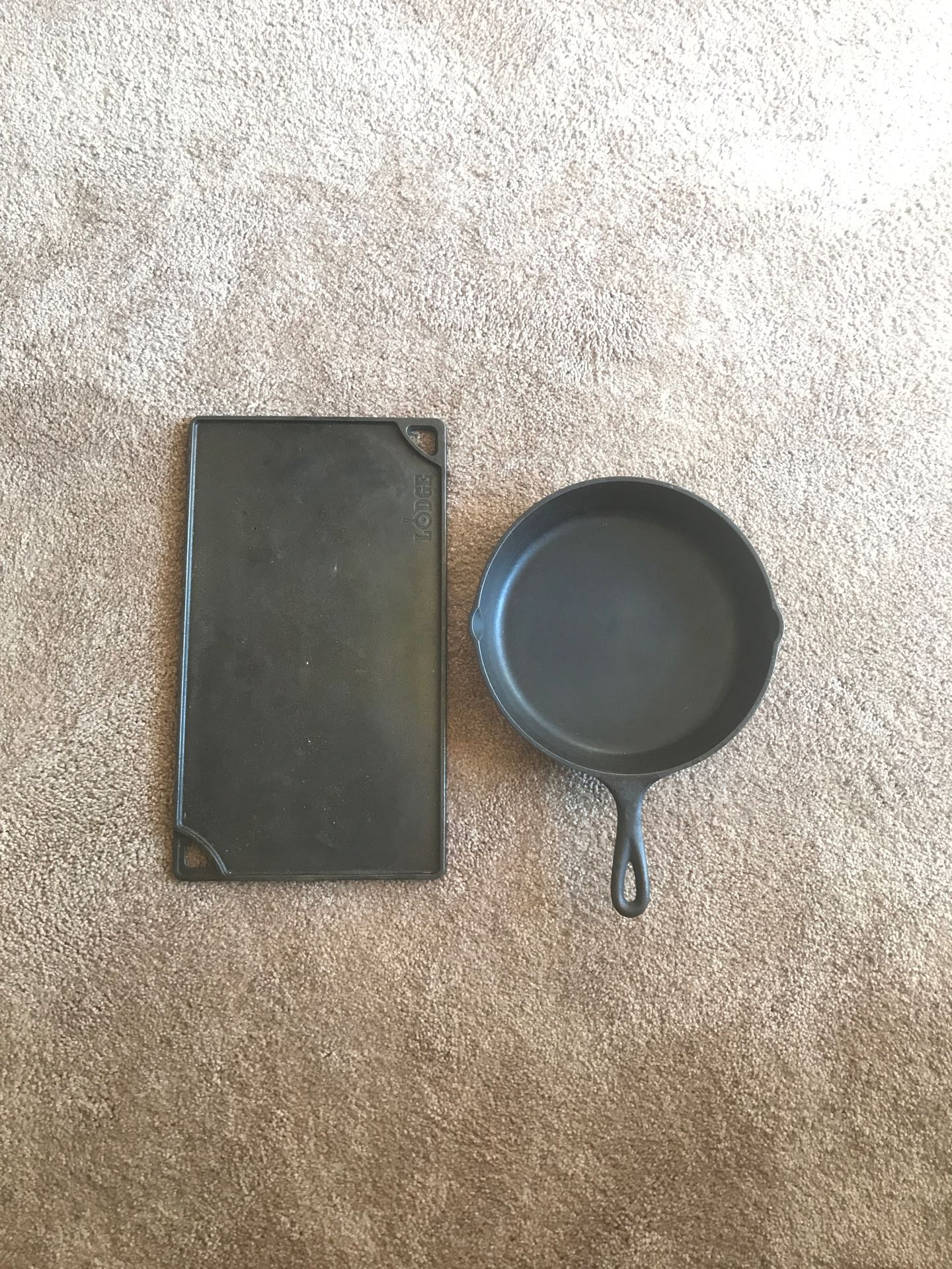 Used and good condition lodge cast iron skillet and griddle