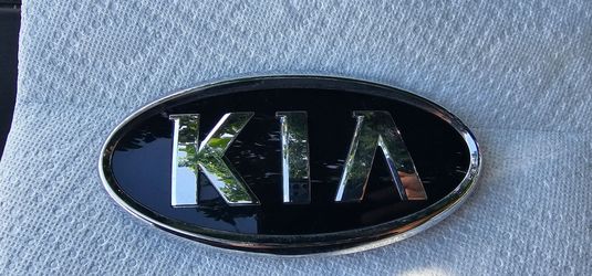 Kia emblem use