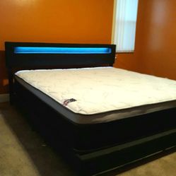 NEW KING-SIZE PILLOW TOP MATTRESS AND BOX SPRING 🆕️