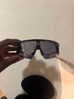 Oakley Meta Vanguard Smart Glasses + Charging Case – Excellent Condition