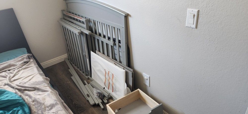 Crib With Changing Table And 3 Drawers With Mattress