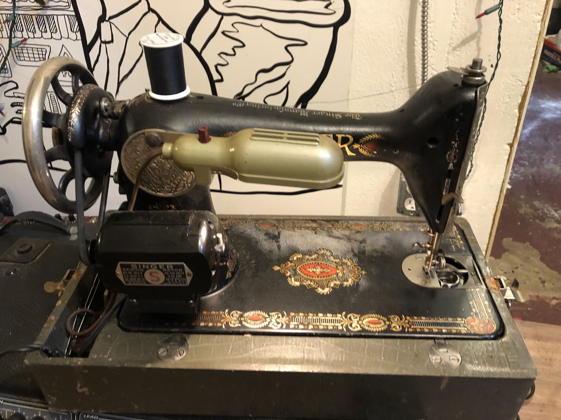 Singer Sewing Machine- 1910 model 15 (working)