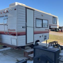 Fifth wheel trailer