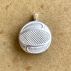 🔘 Beautiful silver tone pendant reworked from a vintage metal button