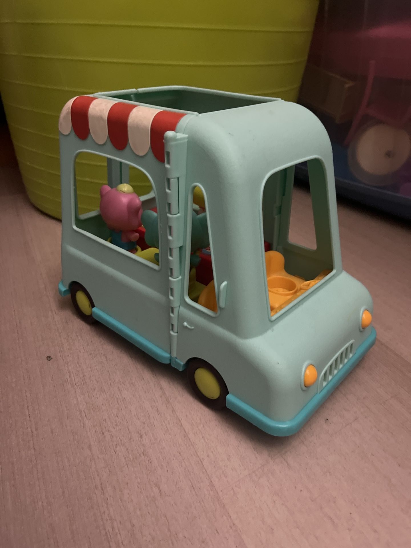 Toy Food Truck With 3 Figures 