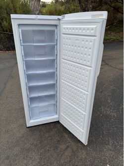 freezer upright household garage ready Hamilton beach 11 cubics (free local delivery)