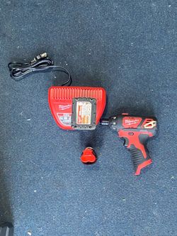 Milwaukee M12 Drill - 2 Batteries - 1 Charger