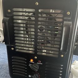 Indoor and garage heater in perfect conditions  asking$20.00 hablo español,   OBO ,I can deliver for $10.00 for gas