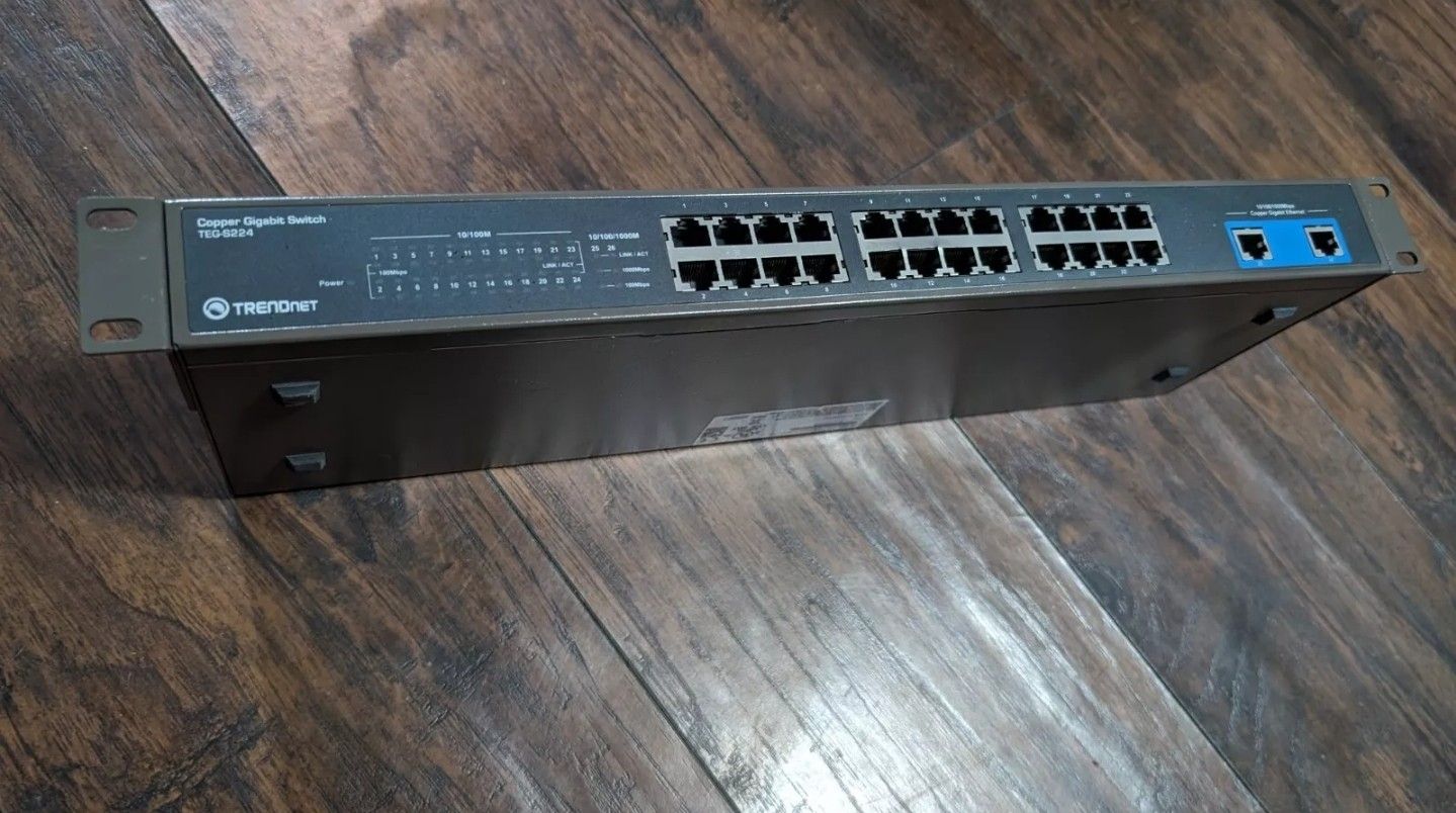 TrendNet Copper Gigabit Switch TEG-S224 24-Port 10/100/1000Mbps W/2 Gigabit Port