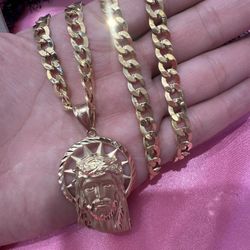 14k Gold Cuban Chain/Jesus Piece 