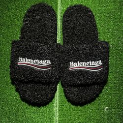 Black balenciaga fur slides
