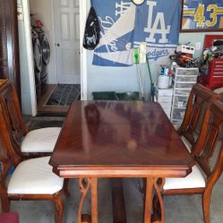 Six piece dining table Excellent condition