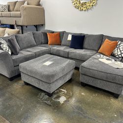 Large Sectional with FREE ACCENT PILLOWS 