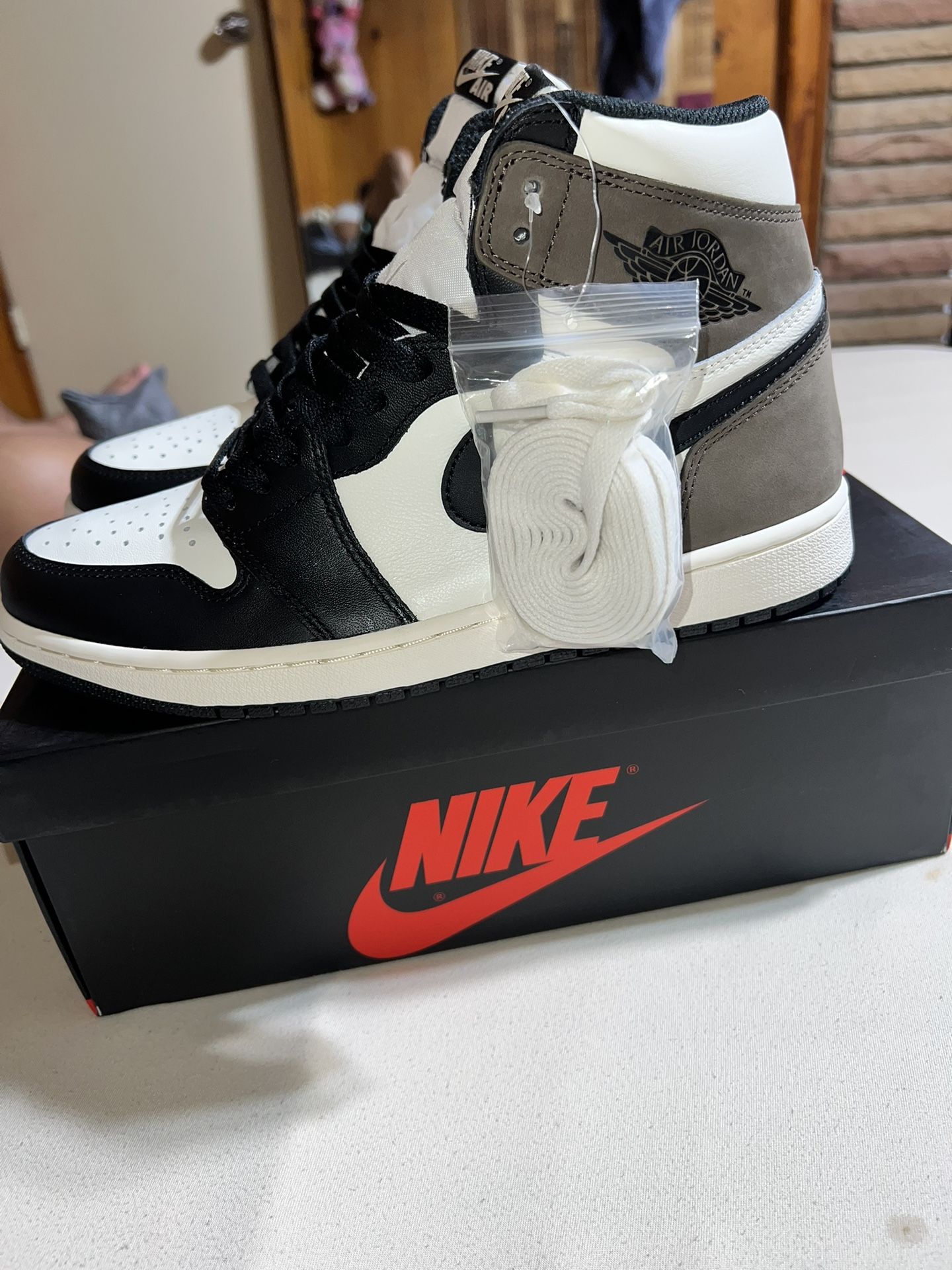 Air Jordan 1 Retro High OG Mocha Men’s Size 9