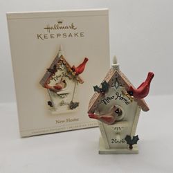 Hallmark Keepsake Christmas Ornament NEW HOME Cardinal Bird House 2006 Housewarm

Brand new, box has some light wear from storage 

Smoke free and pet