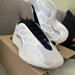 Yeezy 700 