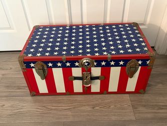 Vintage 1970s American Flag Patriotic Storage Trunk / Footlocker