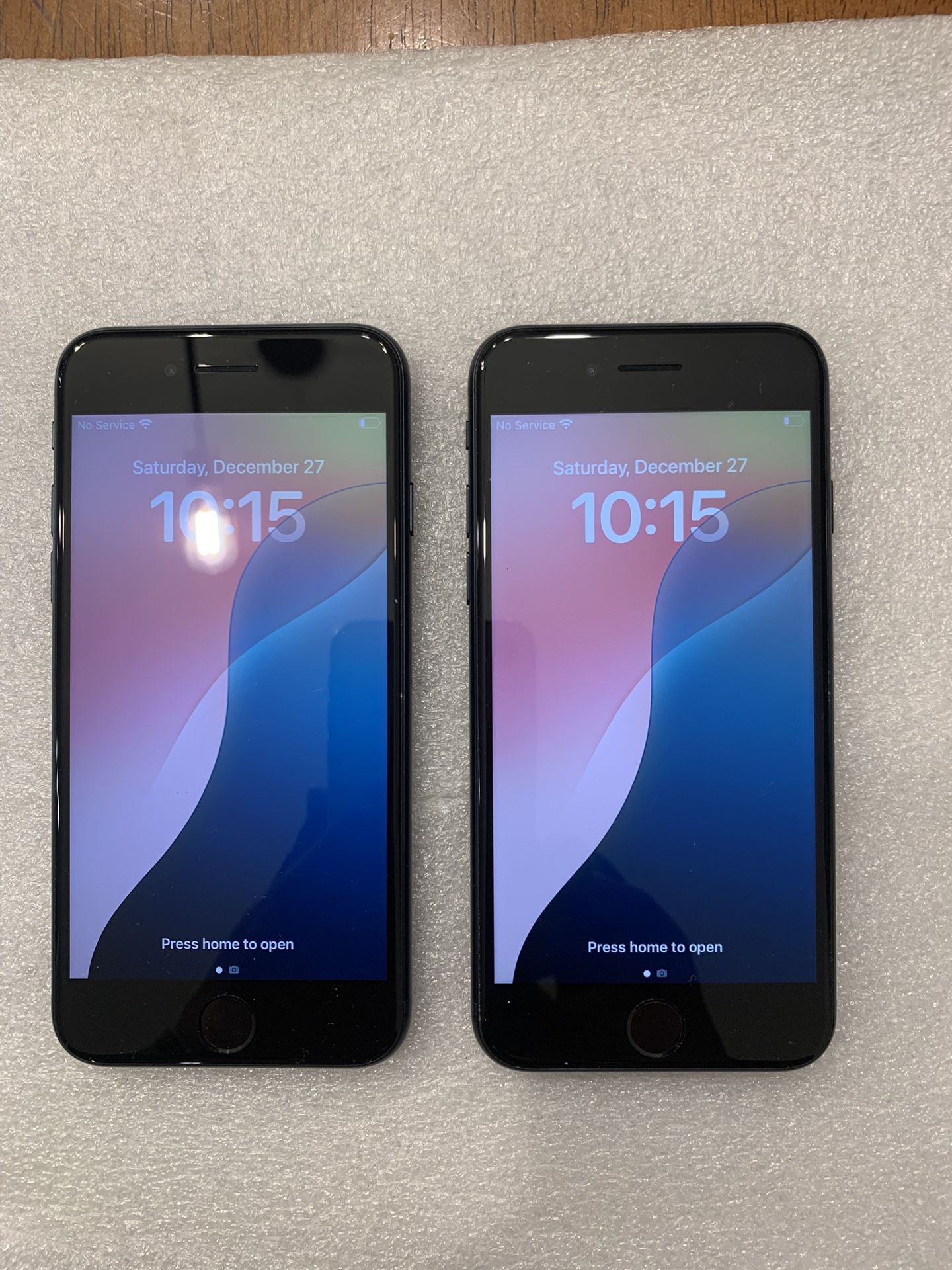 Apple iPhone SE 2022 64GB Unlocked For Any Carrier Like New!